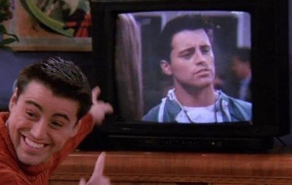 Joey Tribbiani (Friends) apunta a la televisión donde aparece él mismo